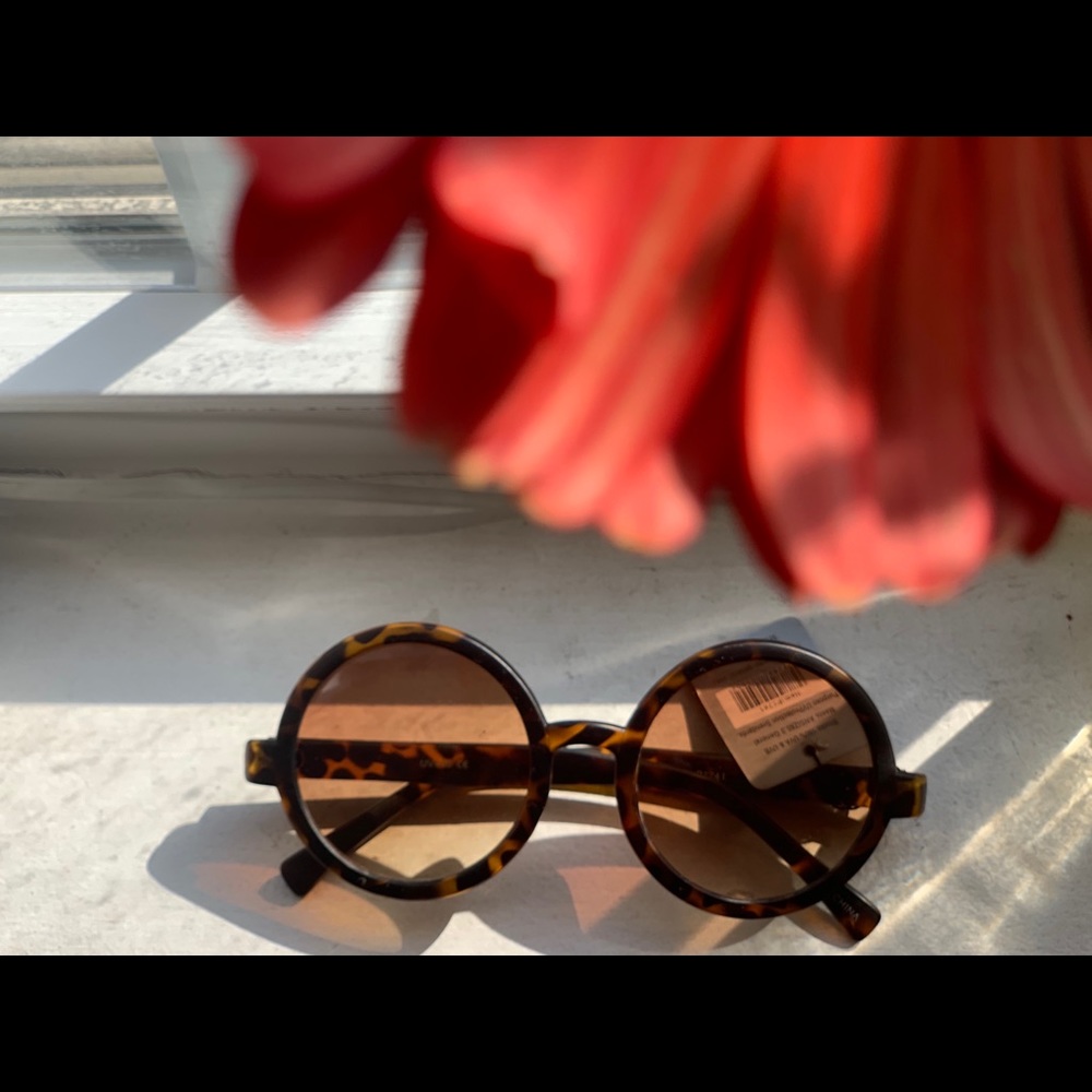 Tortoiseshell pattern circular framed shades